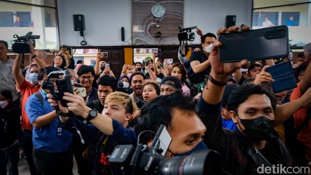 Detik-detik Bharada Richard Eliezer Divonis 1,5 Tahun Penjara Mantan ajudan eks Kadiv Propam Polri Ferdy Sambo, Bharada Richard Eliezer Pudihang Lumiu, terbukti bersalah. Eliezer dinyatakan bersalah turut serta melakukan pembunuhan berencana terhadap Brigadir N Yosua Hutabarat. Bharada Richard Eliezer divonis 1,5 tahun penjara, Rabu 15/2/2023.