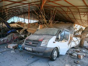 Penampakan Pasar Mobil Bekas di Turki Ringsek Tak Berbentuk