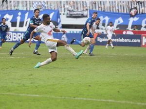 PSM Ungkap Kondisi Yakob-Yance yang Ditandu Keluar saat Menang Lawan Persib