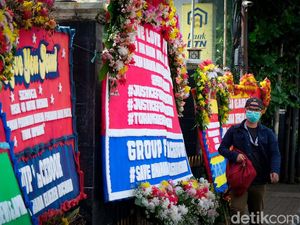 Fans-Karangan Bunga Penuhi PN Jaksel Jelang Vonis Eliezer
