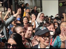 Fans Nyanyikan Lagu Indonesia Raya Usai Eliezer Divonis 1,5 Tahun Penjara