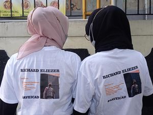 Jelang Sidang Vonis Richard Eliezer, Fans Pakai Kaus #SaveIcad di PN Jaksel Jelang Sidang Vonis Richard Eliezer, Fans Pakai Kaus #SaveIcad di PN Jaksel