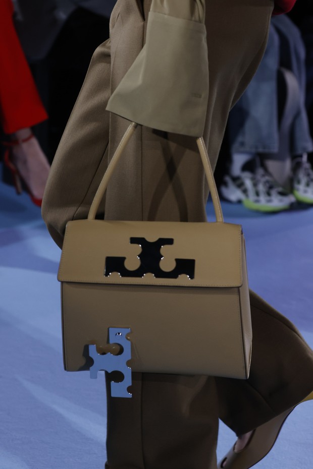 Detail logo tas yang hampir lepas/