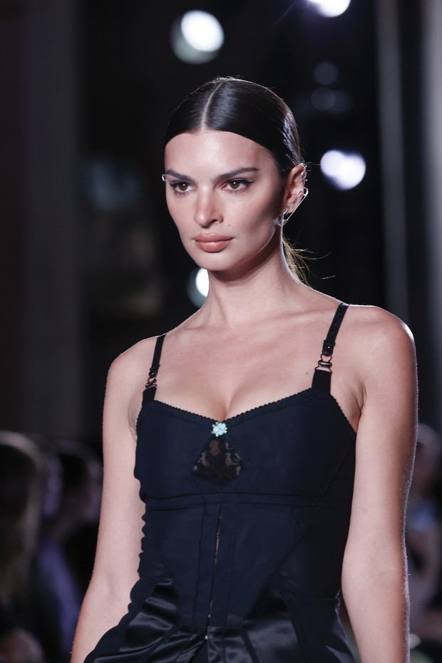 Beauty look Emily Ratajkowski di runway Tory Burch/