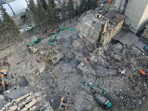 Ajaib! 9 Hari Tertimbun Puing Gempa Turki, 3 Wanita-2 Anak Diselamatkan