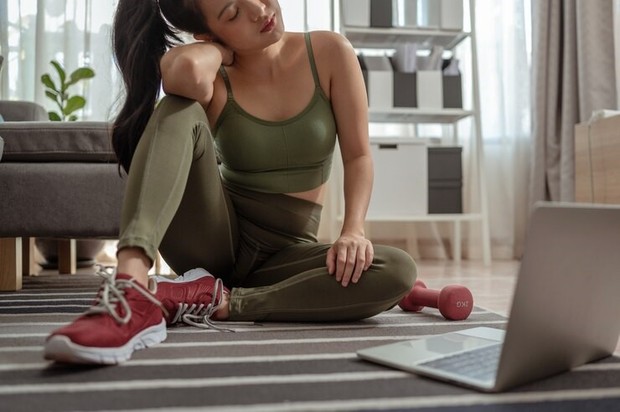 Foto:Freepik.com/Nutthaseth-v Berolahraga berlebihan bisa merusak kesehatan tubuh terlebih jika dilakukan saat pagi hari.