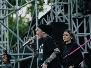8 Foto Sivia Azizah Pamer Baby Bump dengan Style Hijab Boyish 8 Foto Sivia Azizah Pamer Baby Bump dengan Style Hijab Boyish
