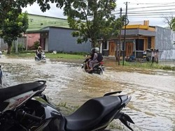 Warga Sumbawa 2 Hari Terjebak Banjir, Listrik Padam-Mengeluh Sakit