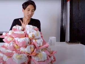 Gokil! YouTuber Ini Mukbang 12 Kg Burger Kaki Lima di Malaysia