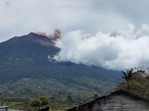 Gunung Kerinci Erupsi Lagi, Semburkan Abu Vulkanik Setinggi 200 Meter Gunung Kerinci Erupsi Lagi, Semburkan Abu Vulkanik Setinggi 200 Meter