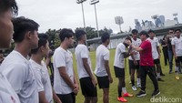 Satu per satu Iwan Bule menyalami pemain Timnas U-20.