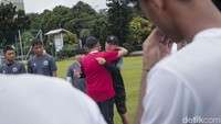 Ia juga berpelukan dengan Pelatih Timnas Indonesia Shin Tae Yong.  