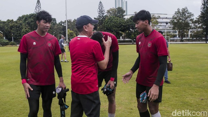 Haru! Jelang Akhir Jabatan, Iwan Bule Pamitan dengan Pemain Timnas U-20 KetumPSSI Iwan Bule melihat sesi latihan Timnas U-20 di Lapangan A, Senayan, Jakarta. Ia berpamitan kepada pemain, pelatih dan staff pelatih, karena jabatannya segera berakhir.