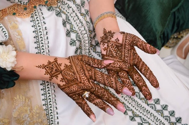 Perempuan di India menghias tubuhnya menggunakan henna  sebagai standar kecantikan
