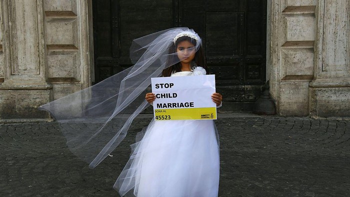 TOPSHOT - A young actress plays the role of Giorgia, 10, forced to marry Paolo, 47, during a happening organised by Amnesty International to denounce child marriage, on October 27, 2016 in Rome.  / AFP / GABRIEL BOUYS(Photo credit should read GABRIEL BOUYS/AFP via Getty Images)