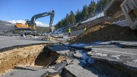 Jalanan Turki yang Hancur Diguncang Gempa Mulai Diperbaiki