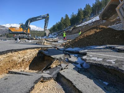 Jalanan Turki yang Hancur Diguncang Gempa Mulai Diperbaiki