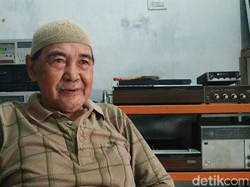 Hobi Unik Kakek di Pacitan Koleksi Pemutar Musik Jadul