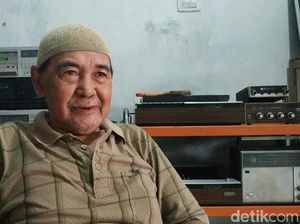 Hobi Unik Kakek di Pacitan Koleksi Pemutar Musik Jadul Hobi Unik Kakek di Pacitan Koleksi Pemutar Musik Jadul