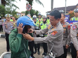Operasi Keselamatan, Polisi di Banten Bagi-bagi Helm ke Pemotor