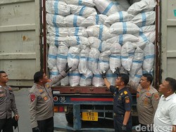 Polisi Amankan 2 Kontainer Pakaian Bekas Impor Senilai Rp 1 M di Batam