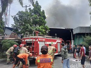 Pabrik Sparepart Mobil di Sukabumi Kebakaran