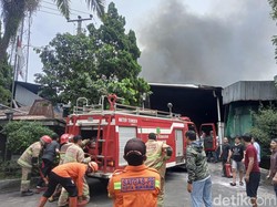 Pabrik Sparepart Mobil di Sukabumi Kebakaran