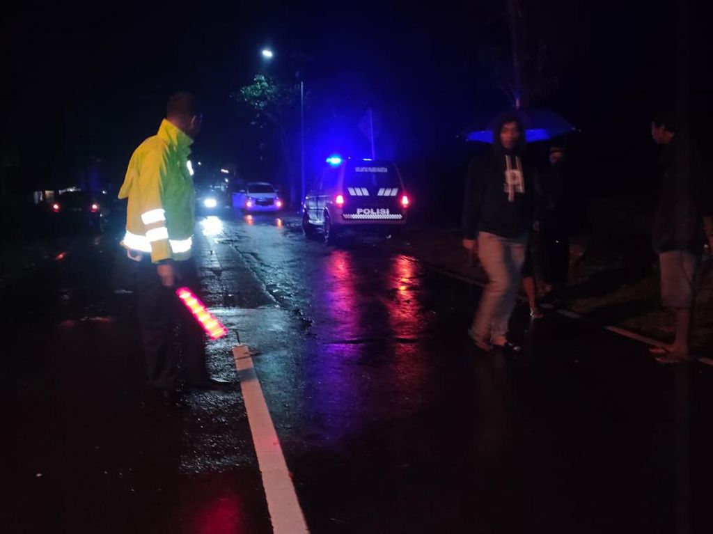 Hindari Truk Parkir, Kakak Adik Tewas Tertabrak Innova di Jalur Sarangan Magetan Hindari Truk Parkir, Kakak Adik Tewas Tertabrak Innova di Jalur Sarangan Magetan