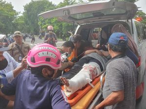 Truk Kontainer Seruduk Dua Pemotor di Surabaya, 1 Korban Patah Tulang Kaki