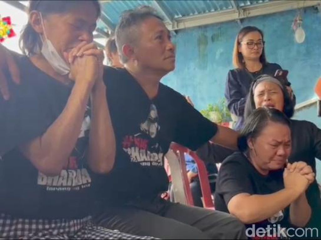Momen Keluarga di Manado Menangis Haru Usai Richard Eliezer Divonis Ringan Momen Keluarga di Manado Menangis Haru Usai Richard Eliezer Divonis Ringan