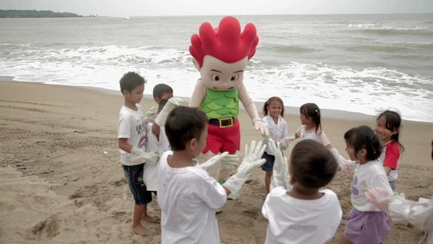 Kiko dan anak-anak membersihkan tepi laut