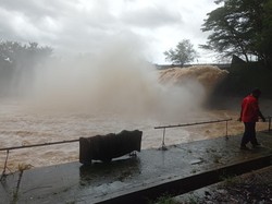 Waduk Gajah Mungkur Siaga Kuning, Pelepasan Air Spillway Ditambah
