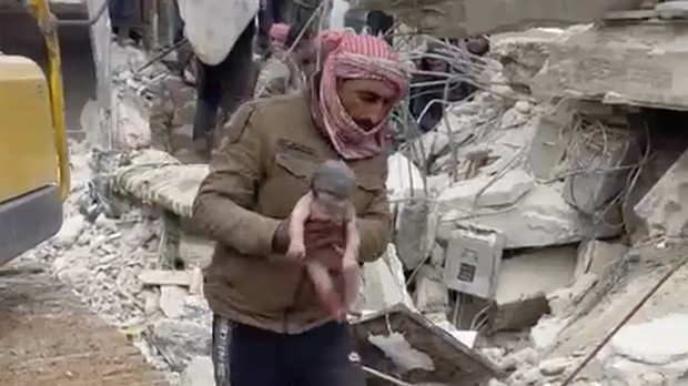 Kondisi pertama kali Aya ditemukan/Foto: Dok. Associated Press Mengulik Kisah Aya, Bayi Yatim Piatu yang Lahir di Reruntuhan Gempa Turki