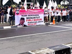 KPK Digeruduk Massa Tuntut Firli Bahuri Mundur