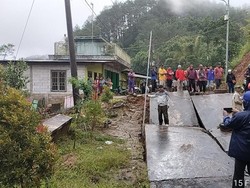 Jalur Ponorogo-Pacitan via Ngrayun Putus Akibat Tanah Ambles