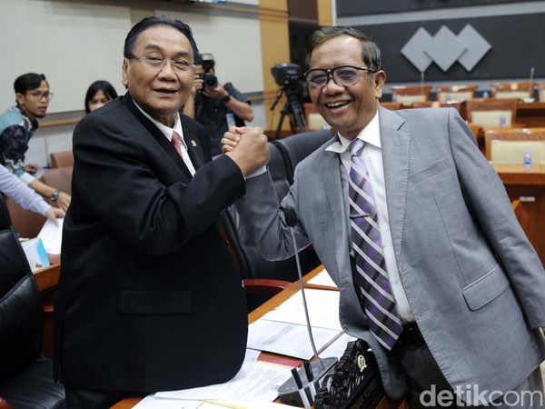 Mahfud-Komisi III DPR Bahas Revisi UU MK