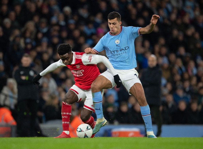 MANCHESTER, ENGLAND - JANUARY 27: Bukayo Saka of Arsenal and Rodrigo of Manchester City in action during the FA Cup fourth round match between Manchester City an Arsenal at Etihad Stadium on January 27, 2023 in Manchester, England. (Photo by Visionhaus/Getty Images)