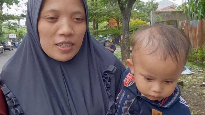 Mari Bantu Kartini, Tunanetra Penjual Keripik yang Rawat 2 Anak Tanpa Suami