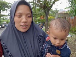 Mari Bantu Kartini, Tunanetra Penjual Keripik yang Rawat 2 Anak Tanpa Suami