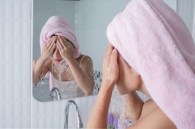 Mencuci Wajah Double cleansing berguna untuk membersihkan wajah lebih maksimal