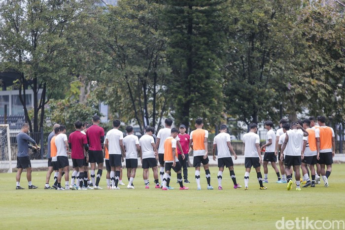 Pemain timnas U-20 melakukan latihan di Lapangan A Senayan, Jakarta, Rabu (15/02/2023). Latihan ini dilakukan sebagai persiapan menghadapi Piala Dunia U-20 yang akan berlangsung di Indonesia.