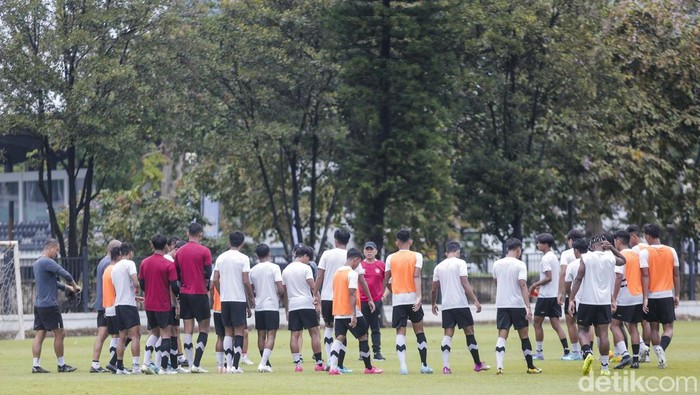 Pemain timnas U-20 melakukan latihan di Lapangan A Senayan, Jakarta, Rabu (15/02/2023). Latihan ini dilakukan sebagai persiapan menghadapi Piala Dunia U-20 yang akan berlangsung di Indonesia.