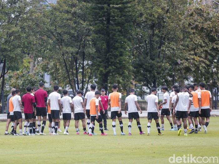Pemain timnas U-20 melakukan latihan di Lapangan A Senayan, Jakarta, Rabu (15/02/2023). Latihan ini dilakukan sebagai persiapan menghadapi Piala Dunia U-20 yang akan berlangsung di Indonesia.