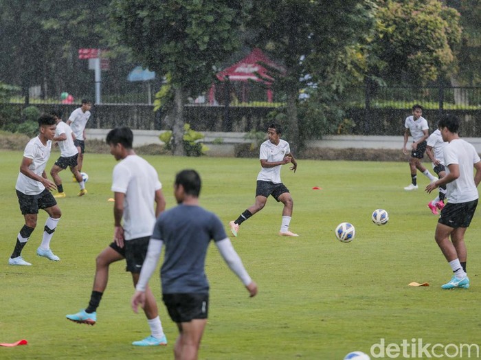 Pemain timnas U-20 melakukan latihan di Lapangan A Senayan, Jakarta, Rabu (15/02/2023). Latihan ini dilakukan sebagai persiapan menghadapi Piala Dunia U-20 yang akan berlangsung di Indonesia.
