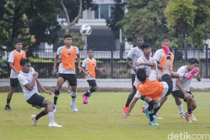 Pemain timnas U-20 melakukan latihan di Lapangan A Senayan, Jakarta, Rabu (15/02/2023). Latihan ini dilakukan sebagai persiapan menghadapi Piala Dunia U-20 yang akan berlangsung di Indonesia.