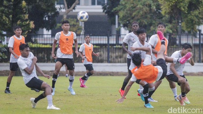 Pemain timnas U-20 melakukan latihan di Lapangan A Senayan, Jakarta, Rabu (15/02/2023). Latihan ini dilakukan sebagai persiapan menghadapi Piala Dunia U-20 yang akan berlangsung di Indonesia.