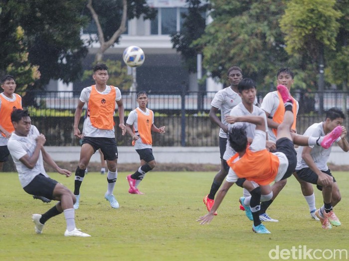 Pemain timnas U-20 melakukan latihan di Lapangan A Senayan, Jakarta, Rabu (15/02/2023). Latihan ini dilakukan sebagai persiapan menghadapi Piala Dunia U-20 yang akan berlangsung di Indonesia.