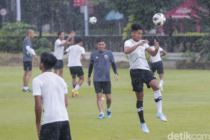 Pemain timnas U-20 melakukan latihan di Lapangan A Senayan, Jakarta, Rabu (15/02/2023). Latihan ini dilakukan sebagai persiapan menghadapi Piala Dunia U-20 yang akan berlangsung di Indonesia.