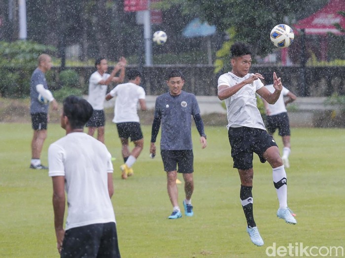 Pemain timnas U-20 melakukan latihan di Lapangan A Senayan, Jakarta, Rabu (15/02/2023). Latihan ini dilakukan sebagai persiapan menghadapi Piala Dunia U-20 yang akan berlangsung di Indonesia.