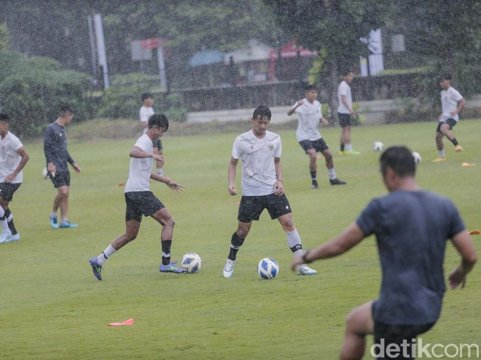 Pemain timnas U-20 melakukan latihan di Lapangan A Senayan, Jakarta, Rabu (15/02/2023). Latihan ini dilakukan sebagai persiapan menghadapi Piala Dunia U-20 yang akan berlangsung di Indonesia.